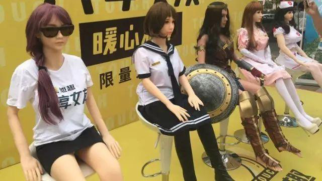 高傲的“單身”還是選擇人體硅膠娃娃？